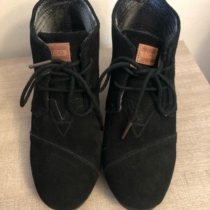 Tom’s wedge booties